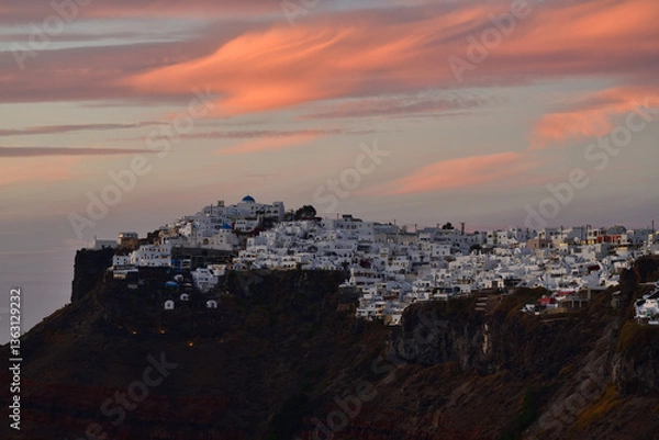 Obraz Ein wunderschönes Abendrot haben die Wolken über der Stadt Firostefanie auf der Griechischen Insel Santorini.