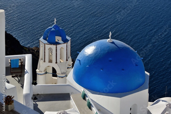 Obraz Der Blick fällt von oben auf die blauen Kuppelkirchen von Oia auf der Griechischen Insel Santorini und dahinter sieht man das blaue Meer