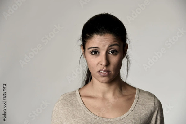 Obraz Piękna arogancka i nastrojowa hiszpańska kobieta wykazująca negatywne uczucie i pogardę wyraz twarzy