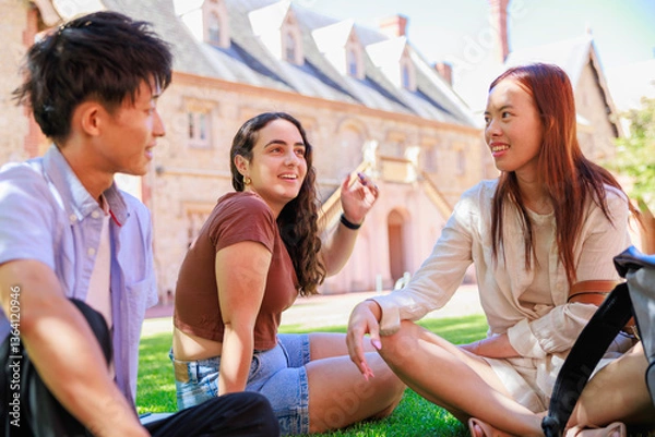 Obraz 公園で談笑する大学生の男女