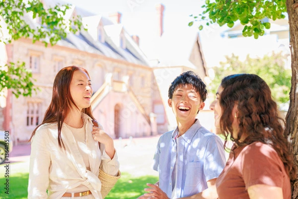 Obraz 公園で談笑する大学生の男女