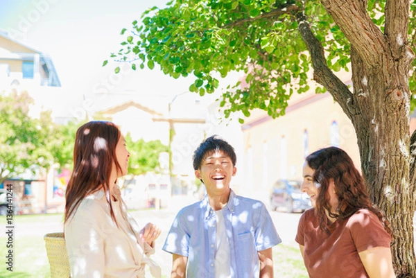 Obraz 公園で談笑する大学生の男女