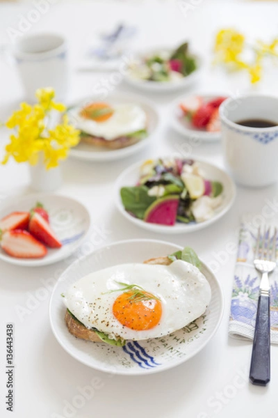 Fototapeta 目玉焼きパンとサラダと苺の朝食