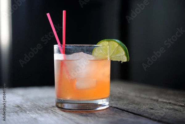Obraz Cocktail on a bar with lime
