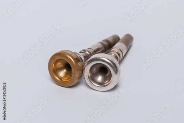 Obraz ustnik trąbka na białym tle