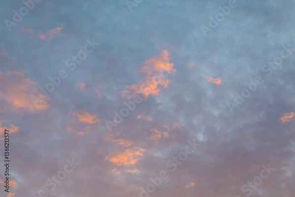 Fototapeta Sunset Sky with Fluffy Clouds Backlit by Sun — Golden Hour Background for Image Replacement