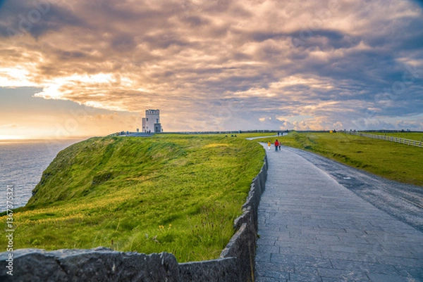 Fototapeta Landschaft an den Cliffs of Moher mit O’Brien’s Tower