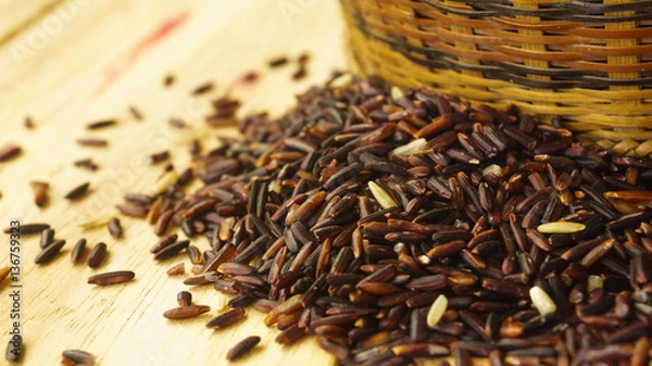 Fototapeta grain of rice,rice berry on wood background