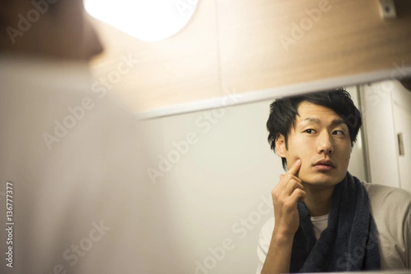 Obraz 洗顔・スキンケアをする日本人男性