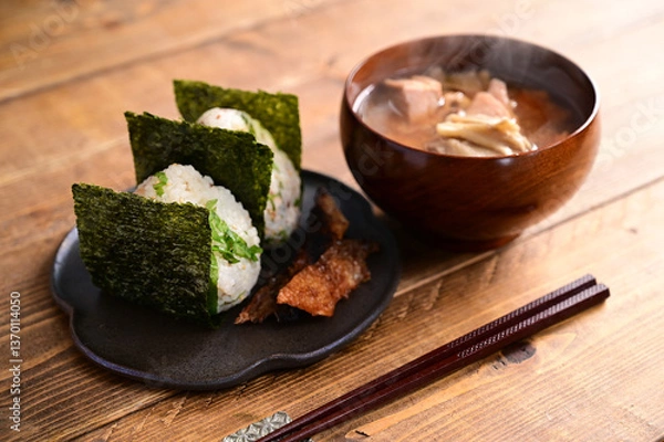 Fototapeta 秋鮭の混ぜおにぎりと鮭の味噌汁