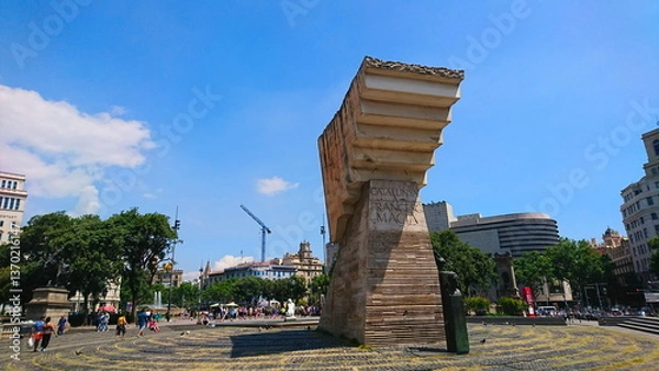 Fototapeta The monument to Francesc Macia stands prominently in the Placa de Catalunya