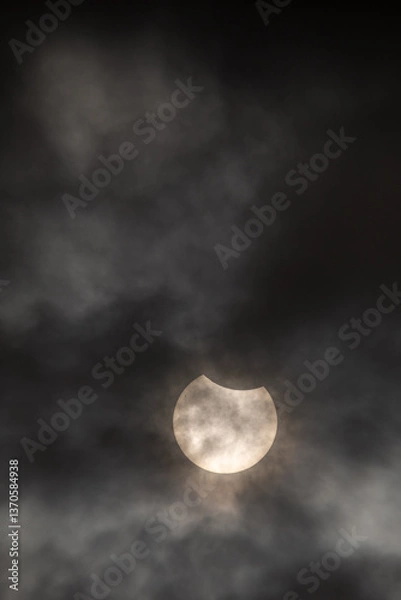 Fototapeta Eclipse solaire derrière les nuages