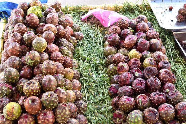Fototapeta A vibrant display of pitayas, a traditional Mexican fruit, available for sale at a market in Zapopan, Jalisco