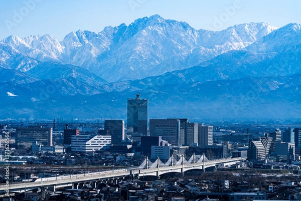 Obraz 呉羽山から望む富山市街地と北陸新幹線、立山連峰