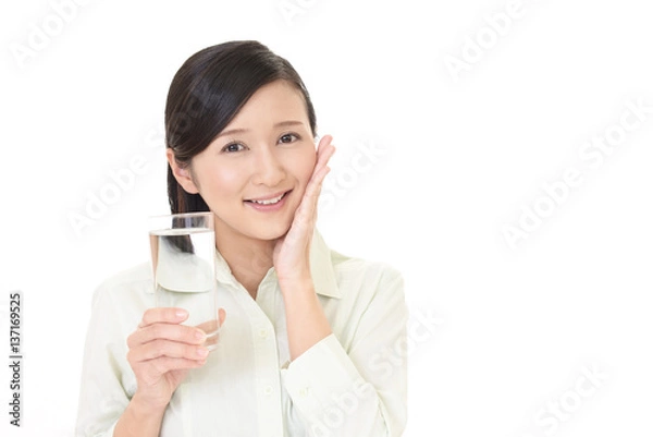 Fototapeta お水を飲む女性
