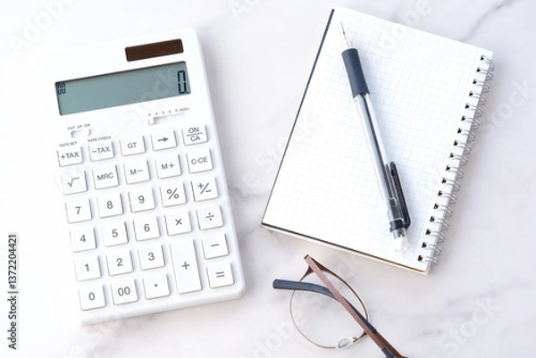 Fototapeta 電卓とペン、メモ帳で家計をやりくりしているイメージ
