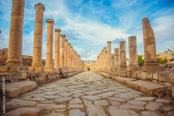 Fototapeta Starożytne rzymskie ruiny, chodnik wzdłuż kolumn w Jerash w Jordanii