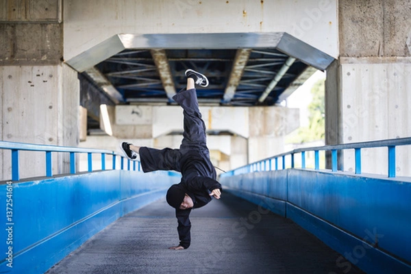 Obraz ストリートでブレイクダンスパフォーマンスをする日本人の若者