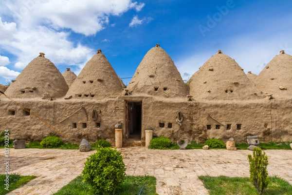 Obraz Harran, Sanliurfa. Photo of the typical Harran house. Houses is made of mudbrick. Door and small windows can be seen too. Conic shaped and mudbrick and conic roofs are special to Harran area.