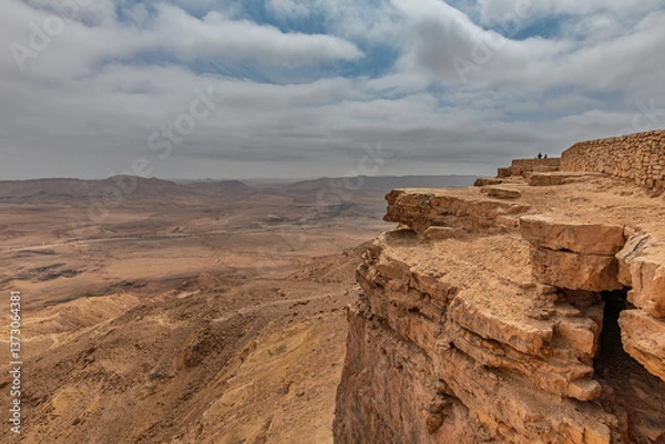 Obraz Makhtesh Ramon is an erosion crater in the Negev Desert. The city of Mitzpe Ramon is located on the edge of the crater. It is the largest of the five makhteshim (craters) in the Negev.