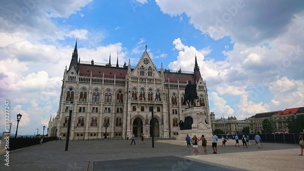 Fototapeta The Hungarian Parliament Building and the Statue of Count Gyula Andrassy