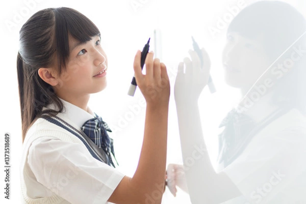 Fototapeta ホワイトボードに書く中学生