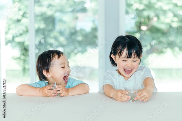 Obraz リビングで水を飲む子どもたち