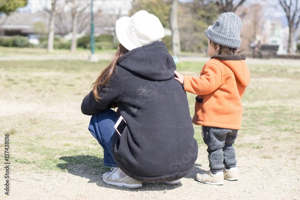 Obraz 親子　遊ぶ　後ろ姿
