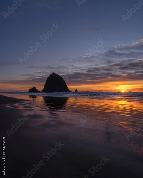 Obraz Sunset over Cannon Beach, Oregon, a seaside town know for the Haystack Rock (pictured)