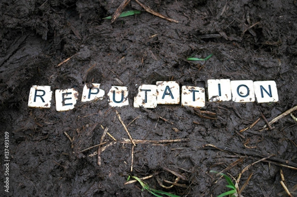 Fototapeta Reputacja zdeptana w błocie.