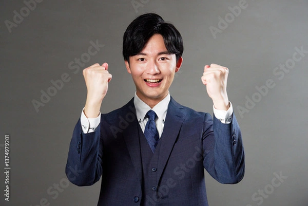 Obraz ビジネスマン　ガッツポーズ　黒背景