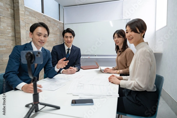 Fototapeta 会議をするビジネスマン