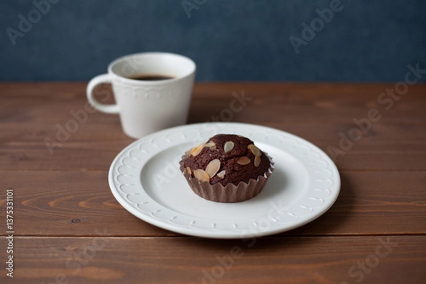 Fototapeta チョコレートカップケーキとコーヒー 木のテーブル