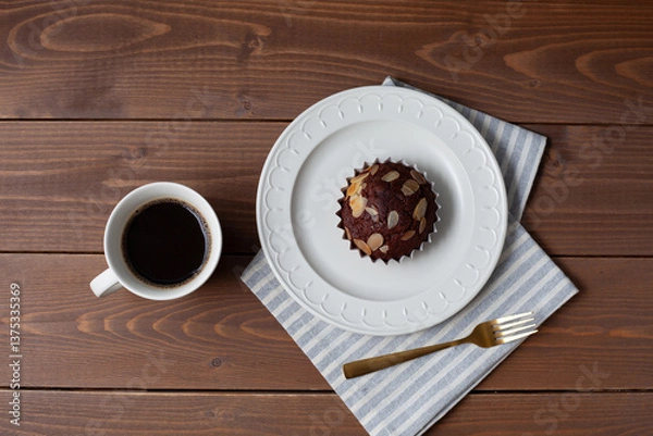 Obraz チョコレートカップケーキとコーヒー 木のテーブル