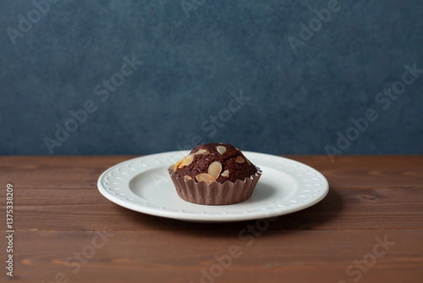 Fototapeta チョコレートカップケーキ 木のテーブル