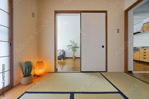 Obraz 和室からフローリングのリビングダイニングを見る