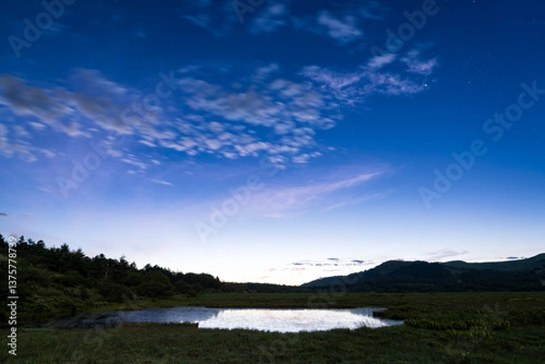 Obraz 長野県下諏訪町　夜明けの八島ヶ原湿原