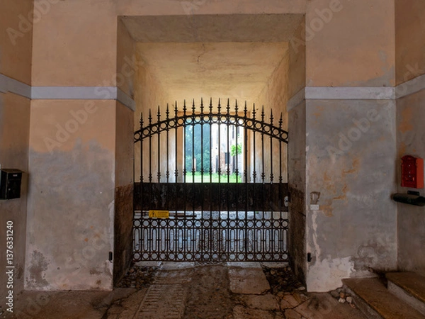 Obraz Historic Courtyard Entrance in Mantua, Italy with Ornate Iron Gates.