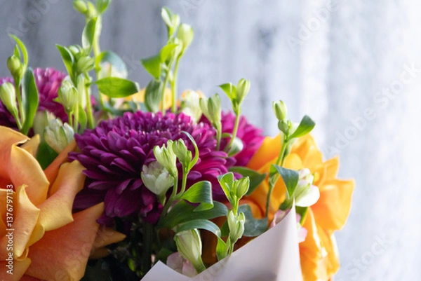 Obraz lilac dahlias with yellow roses in a bouquet on a light background close-up. bouquet of dahlias and roses