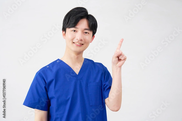 Fototapeta 医者・看護師・歯科医師・介護士　右側を指差す男性　　白背景