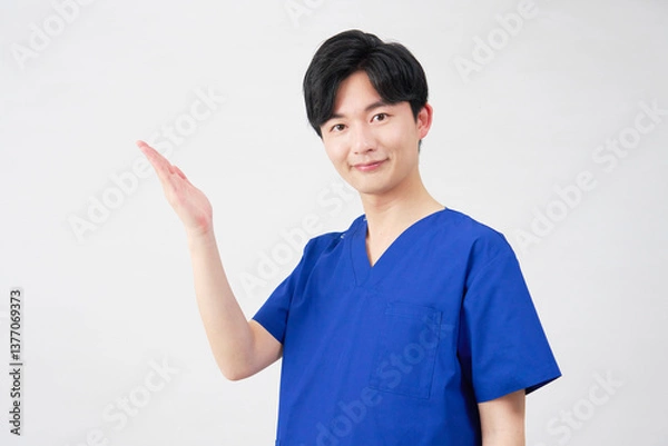 Fototapeta 医者・看護師・歯科医師・介護士　左側を手のひらで指す男性　白背景
