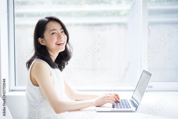 Obraz パソコンを使う女性