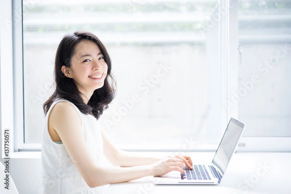 Obraz パソコンを使う女性