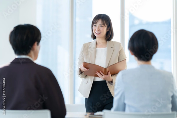 Obraz 会議をする男女のビジネスマン　撮影協力 学校法人電波学園　東京電子専門学校