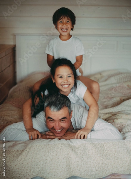 Obraz happy family lying on bed