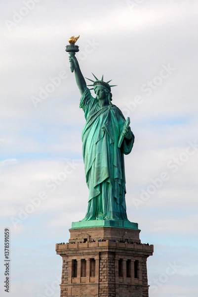Fototapeta statue of liberty new york. cloudy day