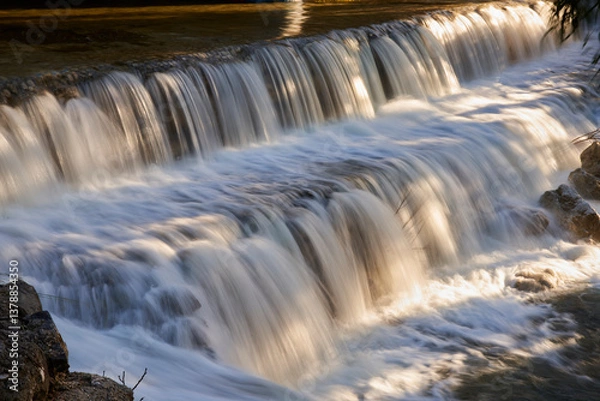 Obraz pequeña cascada con aguas bravas después de la lluvia 