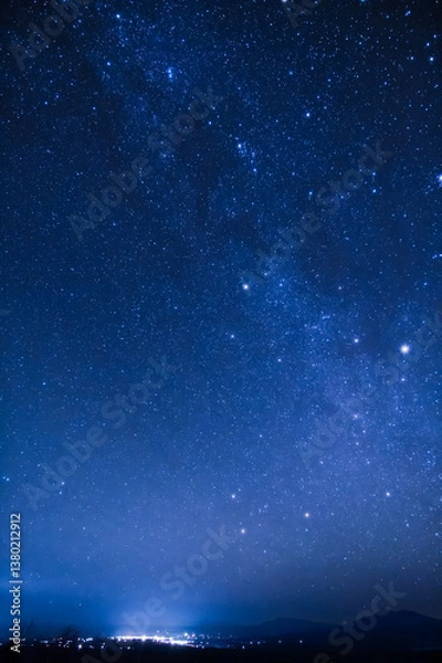 Obraz 美しい星の煌めく夜空と街灯り。