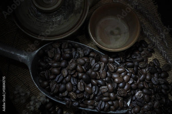 Obraz roasted coffee bean purifying from spoon