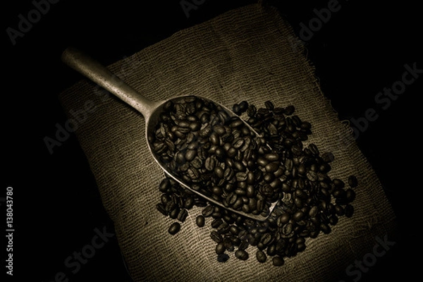 Obraz roasted coffee bean purifying from spoon